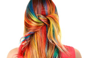el cabello teñido