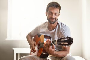 to strum