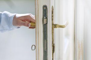 close the door