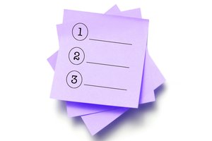 Write three phrases about Alicia's family.