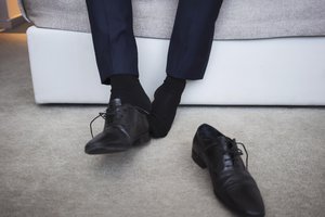 to take off one's shoes