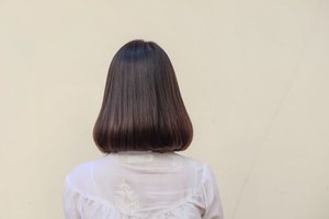 el pelo oscuro