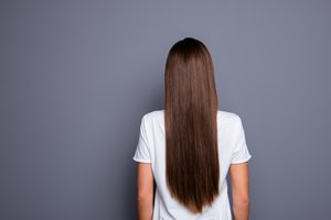 pelo castaño y largo