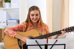 tocar la guitarra