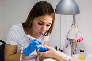 el manicuro, la manicura