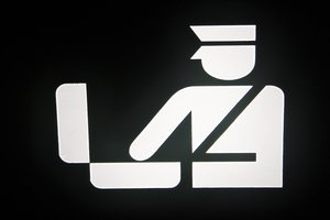 el oficial de aduanas, la oficial de aduanas