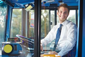 el conductor de autobús, la conductora de autobús