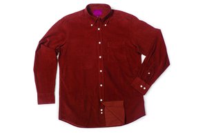 la camisa abotonada