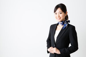 el auxiliar de vuelo, la auxiliar de vuelo