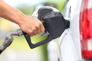 poner combustible a