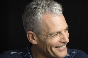 el pelo gris