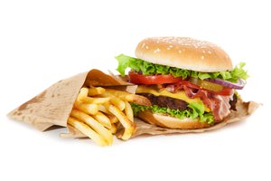 hamburguesa y papas fritas