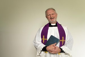 el sacerdote