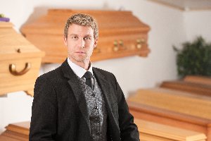 el director de funeraria, la directora de funeraria