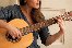 tocar la guitarra