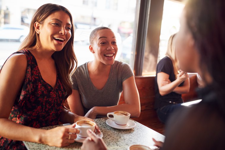 3 friends chatting