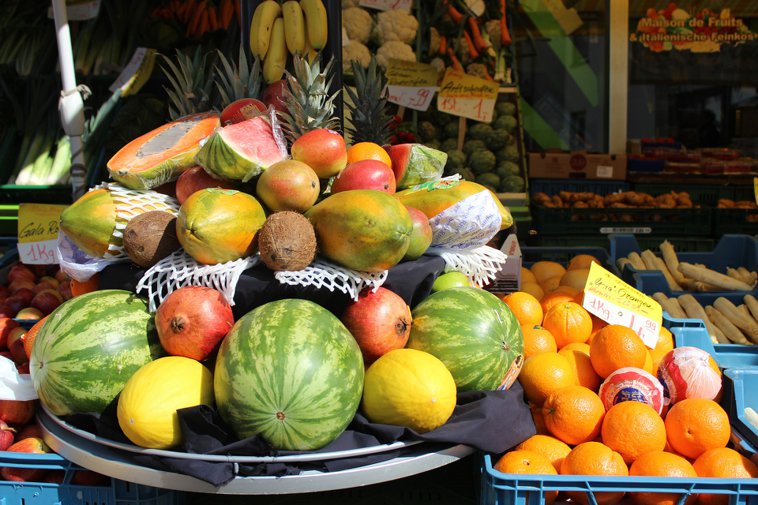 variedad de frutas con melón y papaya