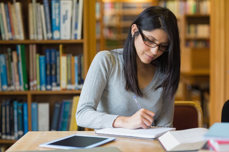 latina estudiando en la biblioteca